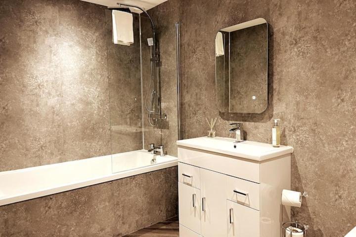 Lovely 3 Bedroom Apartment With Private Garden In Edinburgh City Centre エクステリア 写真